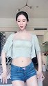 时尚优雅美女穿短裤，迷人身材让人喜欢