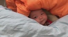 小宝宝好萌啊，一个人睡在被窝里，全程安安静静不吵不闹的！