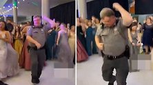 大腹便便的保安大叔在毕业舞会上大跳热舞，气氛瞬间被点燃