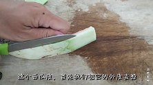西瓜皮切长条，先用盐腌一下，再用白糖和醋泡半小时，酸爽