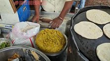 孟买街头，看看印度人是怎么做馅饼的，精髓在于最后的酱汁