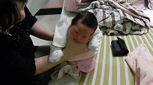 月嫂阿姨给新生儿拍嗝，宝宝很舒服的样子，宝妈们拍对了吗