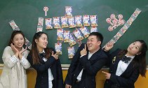 自制剧：老师让同学背乘法口诀赢糖果，结果把老师气得挠头，真逗