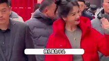 47岁刘涛穿红色羽绒服亮相活动，扎丸子头端庄优雅，本人比电视上还要美