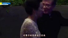 朱玲玲被当众问及囧事，谁注意一旁霍震霆反应两人感情一目了然