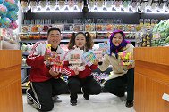 搞笑童年：小时候和妈妈去糖果屋，妈妈给我买十二星座糖，真高兴