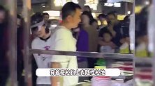 谢娜回老家逛夜市，与家人手挽手随性松弛，被众人围观国名度超高