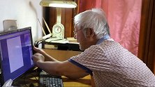 电脑屏幕当画布！76岁退休教师自学PS用电脑绘画：要跟上时代