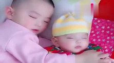 妹妹睡觉一惊一乍，哥哥拉着妹妹的手，妹妹在哥哥的怀里睡着踏实