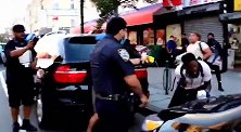美国警察暴力执法画面曝光：粗暴推搡后近距离开枪电击黑人抗议者