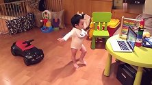 小宝宝被神曲洗脑，音乐一响骑马舞立马开跳，完全停不下来了