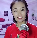 姑娘唱一首老歌《又见山里红》，旋律优雅，越听越上瘾