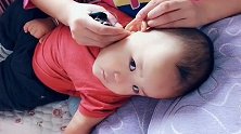 就愿意让二姨给掏耳朵，看看宝宝多么的享受，太可爱了