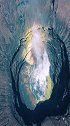 近距离航拍火山口。