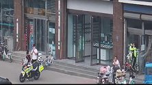 太难了，买瓶水都能被“狗粮”呛到！骑警遇情侣借警车拍照忙回避