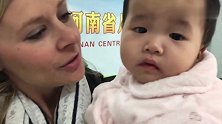 收养的中国宝宝，不哭不笑不说话，美国家人却个个都爱她