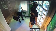 遂宁3小伙酒后夜袭成人用品店 偷充气娃娃竟为送人