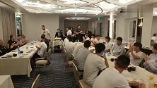 权健全队送惊喜！索萨生日许愿：下一场比赛能赢球