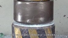 把100颗玻璃球放到液压机下，启动后太震撼了，全程不敢眨眼！
