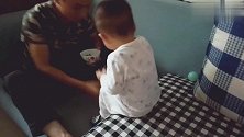 他爸喂涵宝吃饭，涵妈提心吊胆地瞅着，生怕被呛着