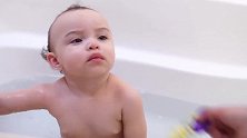 看来小朋友也喜欢玩手机，更不要说大人了，小朋友都喜欢手机！