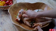 李子柒把土鸡涂抹上番茄汁，用荷叶包起来烤，吃起来肯定格外香