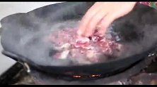 苗大姐第一次吃马肉，汤肉一泡嗦嗦吃