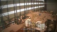 8万吨巨轮怎么推下水？100个船员莽足了力，真让人捏把冷汗！