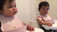 给双胞胎宝宝喂饭，结果宝宝们天壤之别的反应太逗了！