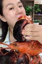 吃货吃大龙虾，像不像大鸡排啊，超级嫩好吃！