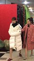 沈梦辰在上“滑溜”，像个小孩子一样，旁边小姐姐竟这种表情！