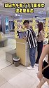 就偷偷看了几眼美女，老婆上来就是一大嘴巴子