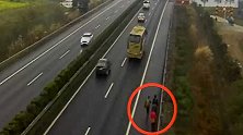 浙江宁波：面包车高速抛锚，为省拖车费司机让乘客推车1公里
