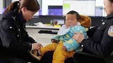 江苏南通：“捡”了个1岁娃，女辅警把手机音乐换成催眠曲