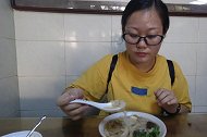 厦门女孩前往漳州寻找民间小吃，早上9点起来排队，吃后赞不绝口