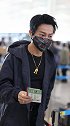 机场直拍！ 陈志朋七彩亮片口罩吸睛 前往重庆准备演唱会