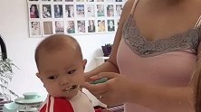 妈妈故意让宝宝吃榴莲，没想到宝宝吃得还挺香，太可爱了！