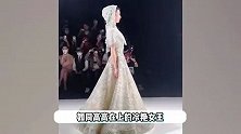 陈瑶出席上海时装周，银色婚纱造型梦回岳绮罗，表情僵硬被质疑
