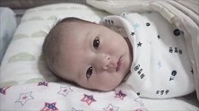 1周大的小宝宝，吃饱后躺着发呆，大眼睛一直滚来滚去，好萌！