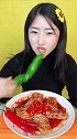 小姐姐吃比脸还长的青椒，也不怕辣，往嘴里就是塞！