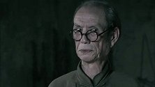 秦父面对特派员不以为然，依然不肯透露一丝有价值的内容