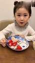 小宝宝吃个草莓都挑三拣四，妈妈说了一句话，宝宝居然不嫌弃了