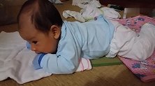 出生第45天的小宝宝练习抬头，小脑袋摇摇晃晃的，可爱极了
