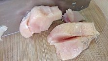 8块钱的鸡胸肉，按照这个做法，出锅外酥里嫩，比吃红烧肉过瘾