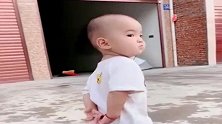 被爷爷带了两个月以后，宝宝走路太形象了，下次会不会拿个烟斗