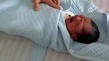 护士给小宝宝穿衣服，可宝宝一直在哭，真是太不给面子了！