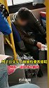 男子公交车上偷偷给乘客擦鞋  这是什么癖好？