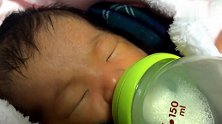 刚出生一周的小宝宝喝奶超陶醉，全程眯眼享受，好可爱！