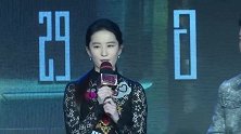 刘亦菲母女与陈金飞等聚餐，妈妈侃侃而谈气质超好