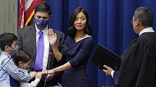 美国波士顿首位华裔女市长，吴弭宣誓就职